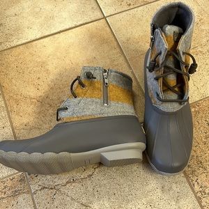 Women’s sperry boots. NWOT. Never worn. Mustard yellow and gray color